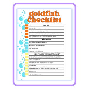 Puede incluir: Una colorida lista de verificación para el cuidado de los peces dorados, con el título "goldfish checklist" en escritura naranja. La lista incluye tareas diarias y semanales, como revisar los peces, la temperatura del agua y el filtro. La lista está enmarcada.