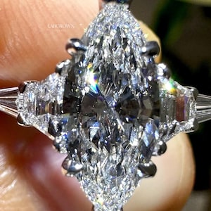 Bague avec diamants taille marquise 3.1TCW pour femme, diamant trapèze latéral, trois pierres de fiançailles en platine pour créer des bijoux pour elle.