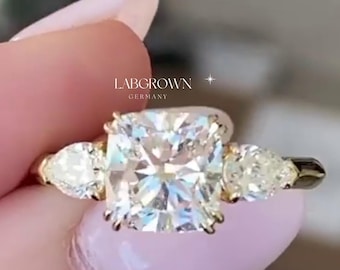 Anillo de diamantes de corte cojín de 2,50 quilates creado en laboratorio con forma cuadrada brillante, flanqueado por diamantes en forma de lágrima y un aspecto clásico de inspiración vintage.