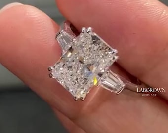 Anillo de compromiso de tres piedras con diamantes radiantes y baguette de 4 quilates, certificado por IGI. Anillo de diamantes cultivados en laboratorio de 4 quilates. Anillos para mujer. Regalos de aniversario para ella.