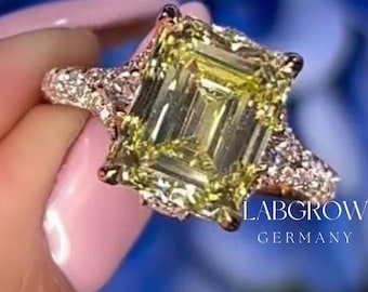 Anillo de oro rosa de eternidad de 3/4 con cuatro hermosas peras blancas de talla esmeralda de 5,00 quilates, cultivado en laboratorio, con diamante amarillo intenso de fantasía y cuerpo dividido.
