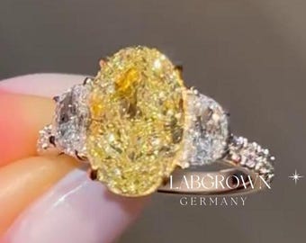 Anello di fidanzamento con tre diamanti taglio ovale giallo certificato VS2+ da 3,80 ct, fede nuziale con diamanti taglio mezzaluna incastonati in pavé e pietra laterale coltivata in laboratorio.