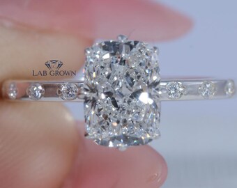 Anillo de diamantes cultivados en laboratorio con talla cojín alargada, certificado por IGI. Diseño minimalista, delicado y cómodo para uso diario. Anillo de diseño con banda al ras.