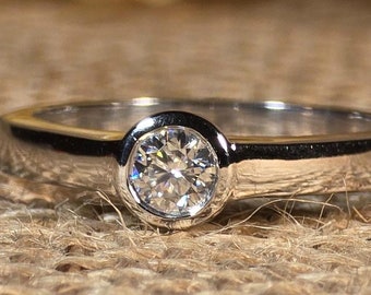Splendido anello di fidanzamento con solitario taglio brillante rotondo incolore da 0,25 CT/0,50 CT/0,75 CT, creato in laboratorio, con incastonatura completa e vestibilità comoda.