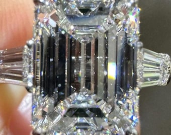 Anillo de compromiso de tres piedras con corte esmeralda de 3 quilates, anillo de trilogía de diamantes creado en laboratorio, hermoso anillo de bodas con piedra lateral de talla baguette cónica para mujer.