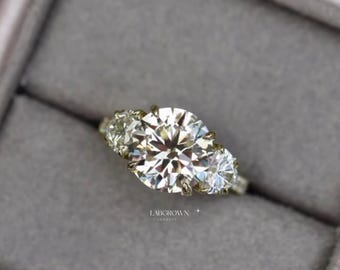 Anello con diamante brillante da 5 carati taglio rotondo incastonato a traliccio, circondato da un diamante a forma di cuore, alone invisibile e pavé da 3/4.