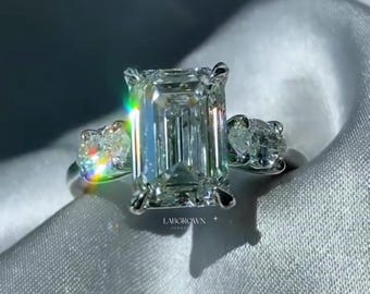 Anello in oro bianco con triplo diamante taglio marquise e smeraldo da 3 carati creato in laboratorio, con esclusiva montatura a cattedrale, passato, presente e futuro, per la fidanzata.