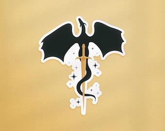 Peut inclure: Une silhouette noire de dragon avec des ailes déployées, transpercée par une épée dorée. La queue du dragon s'enroule autour de l'épée, et de petites étoiles blanches sont dispersées autour de l'épée.