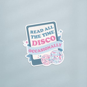 Puede incluir: Una pegatina con el texto "READ ALL THE TIME DISCO OCCASIONALLY" en azul y rosa. El diseño incluye dos bolas de discoteca y una pancarta azul. La pegatina tiene un borde blanco y un fondo azul claro.