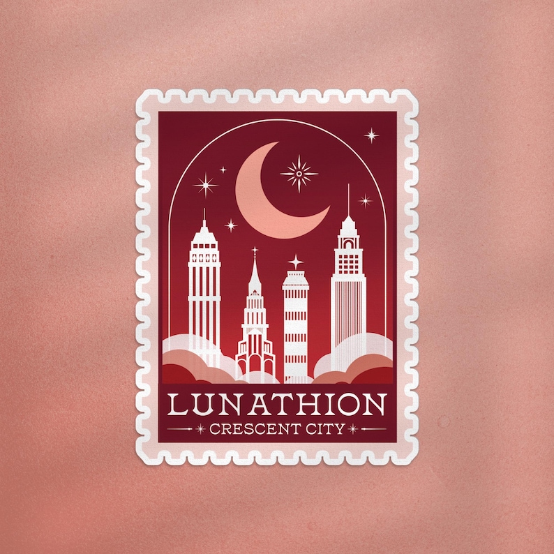 Peut inclure: Un autocollant blanc avec un fond rouge et une lune croissante blanche. L'autocollant repr&eacute;sente une ville avec cinq b&acirc;timents et le texte "LUNATHION CRESCENT CITY".