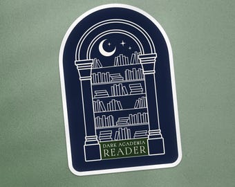 Puede incluir: Una pegatina con fondo azul oscuro que presenta una ilustración blanca de una estantería dentro de un arco, con una luna creciente y estrellas en la parte superior. El texto "DARK ACADEMIA READER" está en la parte inferior.