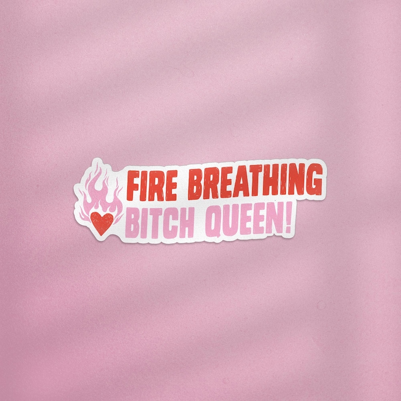Puede incluir: Pegatina blanca con texto rosa y rojo que dice "Fire Breathing Bitch Queen!" con un gr&aacute;fico de llama rosa y coraz&oacute;n rojo.