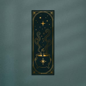 Può includere: Un'illustrazione dorata di un calderone con una mano che sporge dal liquido al suo interno. Il calderone è circondato da fumo vorticoso e stelle. L'immagine è su uno sfondo blu scuro.