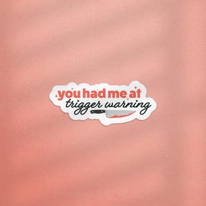 Trigger Warning Kindle-sticker, pittige boekgerelateerde sticker, roetvlekgerelateerde boeksticker, moreel grijze sticker, donkere romantiek pittige boeksticker
