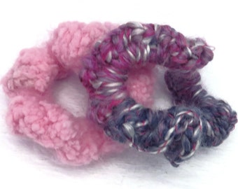Conjunto hecho a mano de 2 coleteros para el cabello de color rosa y bayas de ganchillo difuso, soporte de cola de pony hecho a mano, accesorios para moño de mamá, regalo para ella, corbatas para camisetas