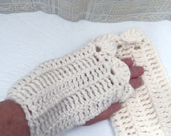 Crocheted White Scalloped Fingerless Gloves, Handmade Wrist Warmers, Fingerless Mittens, Fashion Accessory, Gifts For Her