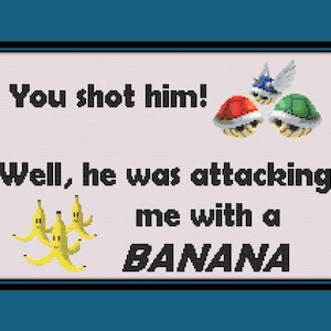 Könnte beinhalten: Ein weißer Hintergrund mit schwarzem Text, der "You shot him! Well, he was attacking me with a BANANA" lautet. Es gibt drei Bilder eines Videospielcharakters in einer Schale, eine rote, eine blaue und eine grüne.