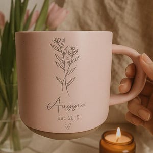 Spersonalizowany grawerowany ceramiczny kubek do kawy: spersonalizowany prezent z kwiatowym tekstem