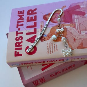 Pearl Metal Bookmark, Aesthetic Charm Bookmarker, Booktok Bookish Page Marker, Book Accessory, Gift for Book Lovers, Unique Bookworm Gift