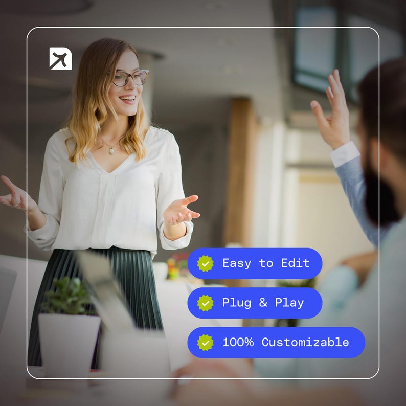 Może przedstawiać: Kobieta w białej bluzce i plisowanej sp&oacute;dnicy gestykuluje, uśmiechając się. Obraz zawiera tekst &bdquo;Easy to Edit&rdquo;, &bdquo;Plug & Play&rdquo; i &bdquo;100% Customizable&rdquo; w niebieskich zaokrąglonych prostokątach ze znacznikami wyboru.