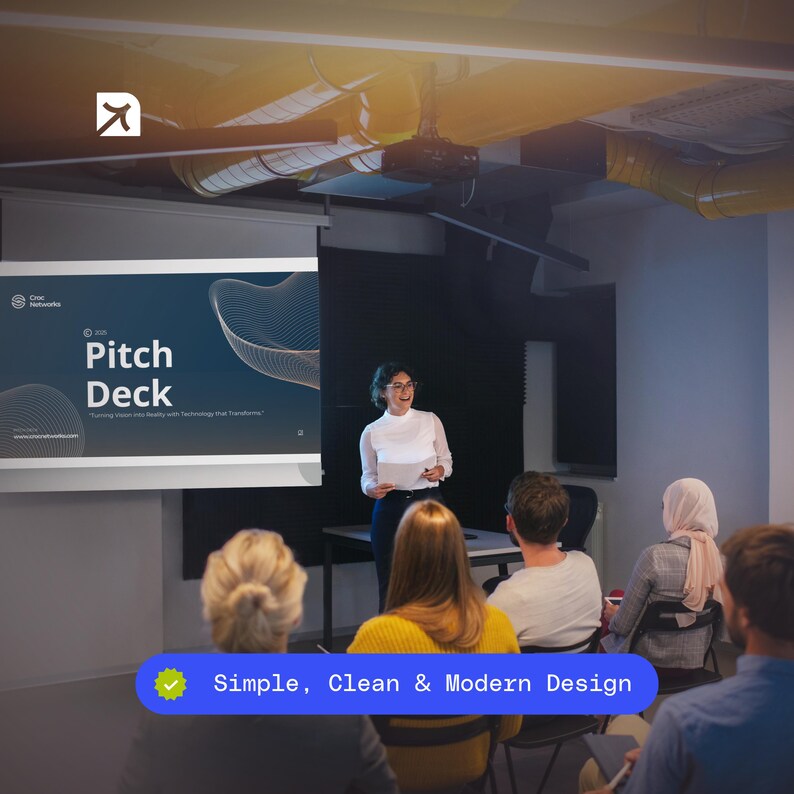 Może przedstawiać: Kobieta prowadzi prezentację przed publicznością. Na ekranie widnieje napis "Pitch Deck" i "Simple, Clean & Modern Design". W pomieszczeniu znajduje się projektor i ż&oacute;łte rury na suficie. Scena prezentacji.