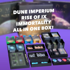 Puede incluir: Una taza de cerámica blanca con un asa negra y el texto "But First, Coffee" en negrita negra. La taza se encuentra sobre un fondo neutro, resaltando su diseño sencillo.