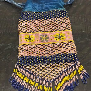 Cartera de mano vintage con flecos en azul y rosa, forro de satén y correa de cuerda