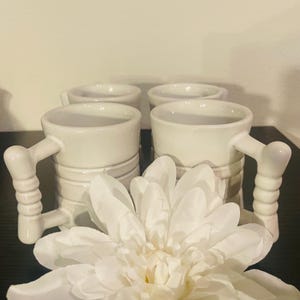 Set di 4 tazze da caffè bianche Frankoma Pottery C3, tazze da caffè in ceramica a coste bianche di Frankoma Pottery, alte circa 4 pollici, bordo di 3 pollici