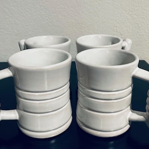 Set di 4 tazze da caffè bianche Frankoma Pottery C3, tazze da caffè in ceramica a coste bianche di Frankoma Pottery, alte circa 4 pollici, bordo di 3 pollici