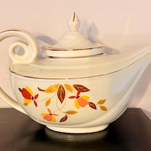 Puede incluir: Un juego de tres tazas de cerámica con un acabado mate moteado. Las tazas son de color crema, gris claro y gris oscuro. Cada taza tiene un diseño simple y minimalista.