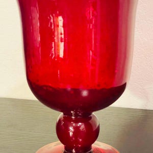 Wazon z rozszerzającym się cokołem w kolorze rubinowo-czerwonego szkła z delikatnym blaskiem kadmu