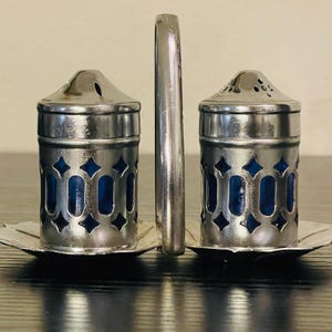 Vintage Silber Filigree Salz und Pfeffer Streuer mit Kobalt Blau Glas Caddy