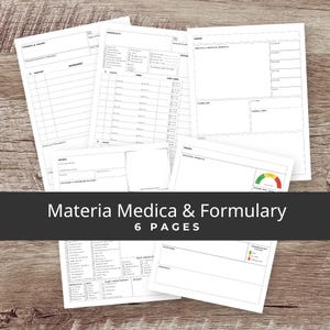 K&ouml;nnte beinhalten: Eine Sammlung wei&szlig;er Papierseiten mit gedruckten Formularen und Diagrammen, einschlie&szlig;lich Abschnitten f&uuml;r Zutaten, Dosierungen und Kr&auml;uterinformationen. Der Text "Materia Medica & Formulary" und "6 Pages" ist auf einem schwarzen Banner zu sehen.