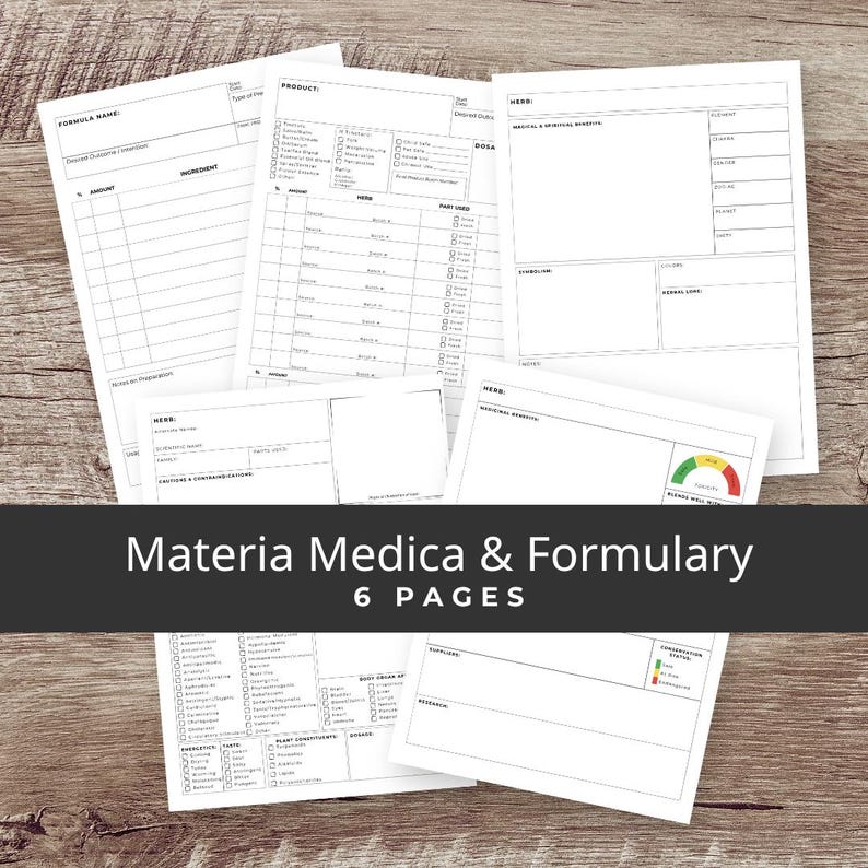 K&ouml;nnte beinhalten: Eine Sammlung wei&szlig;er Papierseiten mit gedruckten Formularen und Diagrammen, einschlie&szlig;lich Abschnitten f&uuml;r Zutaten, Dosierungen und Kr&auml;uterinformationen. Der Text "Materia Medica & Formulary" und "6 Pages" ist auf einem schwarzen Banner zu sehen.