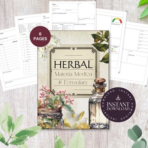 K&ouml;nnte beinhalten: Ein Kr&auml;utermedizin- und Rezeptf&uuml;hrer im Vintage-Stil mit dekorativem Etikett, Glasflasche und floralen Akzenten. Auf dem Cover steht "HERBAL Materia Medica & Formulary". Das Bild enth&auml;lt sechs Seiten und ein Sofort-Download-Symbol.