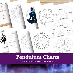 Op de afbeelding: Een verzameling witte pendelkaarten met diverse ontwerpen, waaronder een kompasroos, een chakra-diagram en een levenswiel. De kaarten zijn gerangschikt op een houten oppervlak, met de tekst "Pendulum Charts" en "11 PAGE DOWSING BUNDLE".