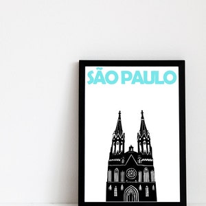 Puede incluir: Ilustraci&oacute;n en blanco y negro de una iglesia con dos torres, enmarcada en un marco negro. El texto "S&Atilde;O PAULO" est&aacute; escrito en azul sobre la iglesia.