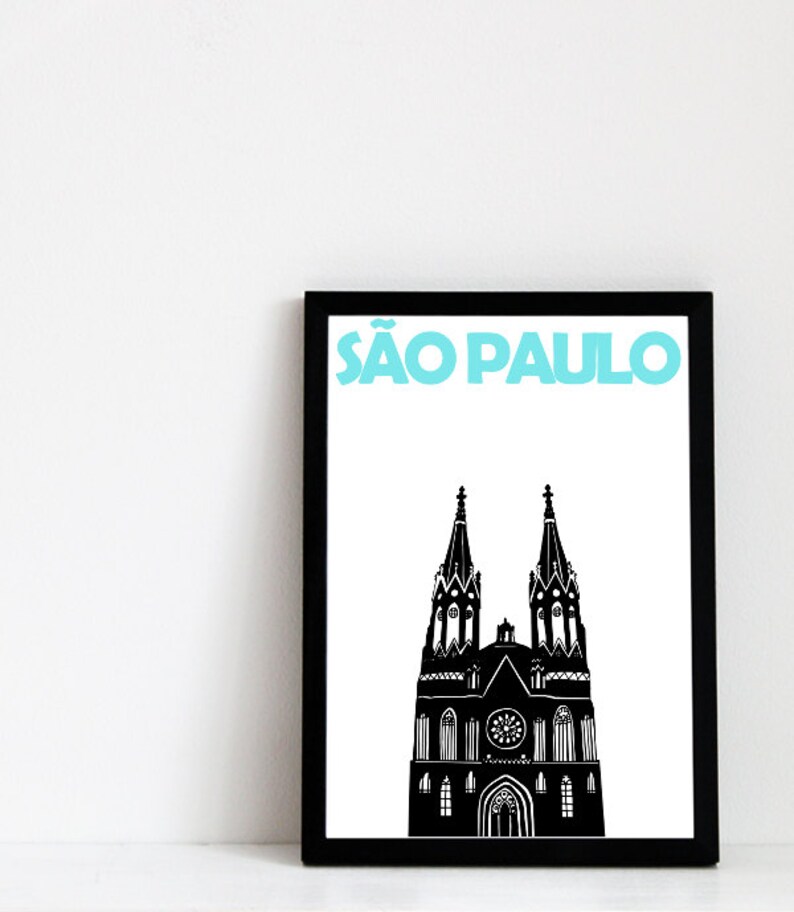Puede incluir: Ilustraci&oacute;n en blanco y negro de una iglesia con dos torres, enmarcada en un marco negro. El texto "S&Atilde;O PAULO" est&aacute; escrito en azul sobre la iglesia.