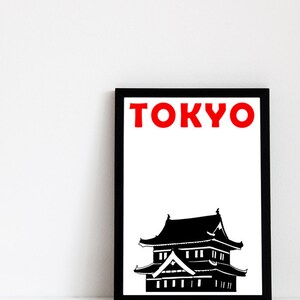 Puede incluir: Ilustraci&oacute;n en blanco y negro de un edificio japon&eacute;s con la palabra "TOKYO" en letras rojas encima. La ilustraci&oacute;n est&aacute; enmarcada en un marco negro.