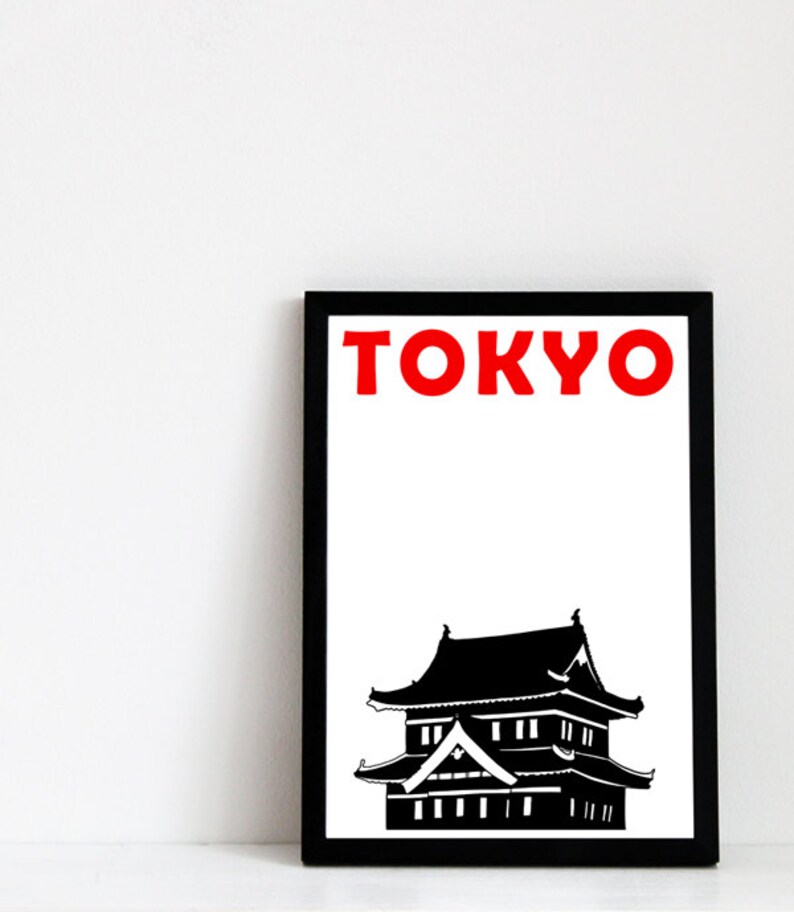Puede incluir: Ilustraci&oacute;n en blanco y negro de un edificio japon&eacute;s con la palabra "TOKYO" en letras rojas encima. La ilustraci&oacute;n est&aacute; enmarcada en un marco negro.