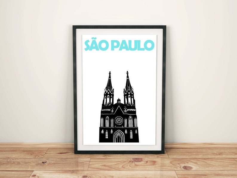 Puede incluir: Ilustraci&oacute;n en blanco y negro de una iglesia con dos torres, con el texto "S&Atilde;O PAULO" en azul sobre la iglesia.