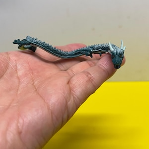 Godzilla Vintage Kaiju mini figure Manda Height 1 inch 6-10-27