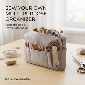Puede incluir: Un organizador gris multiusos con cremallera, lleno de suministros de costura como carretes de hilo, tijeras y encaje. El texto de la imagen dice "SEW YOUR OWN MULTI-PURPOSE ORGANIZER" y "Cosmetic Bag & Travel Companion."
