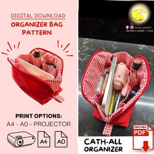 Puede incluir: Bolso organizador rojo en forma de corazón con forro de cuadros vichy, lleno de cosméticos y una tableta. El bolso tiene cierre de cremallera. El texto en la imagen dice "DESCARGA DIGITAL PATRÓN BOLSA ORGANIZADORA" y "CATH-ALL ORGANIZER".