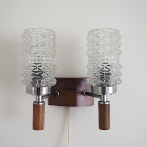 Dänisches Design - MCM Wandlampe mit zwei (2) Wandlampen - Pressglas mit Teak Holz - 1960er Jahre