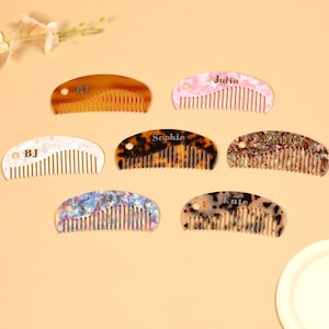 Puede incluir: Una colección de peines personalizados para el cabello en varios colores y patrones. Cada peine presenta un diseño único y está grabado con un nombre o iniciales, incluyendo "BJ", "Julia", "Sophie", "Kate" y "RJ".