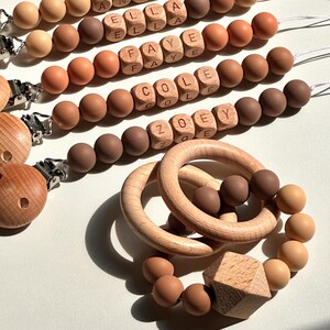 手作りベビーおしゃぶりクリップ、カスタム新生児おしゃぶりクリップ、パーソナライズされた名前の木製おしゃぶりチェーン、ベビーパーティー洗礼ホルダー、ベビーシャワーギフト
