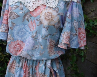 Vintage Pale Blue Flutter Sleeve Day Dress. Floral and Lace detail. Ruffle Hem Size:M