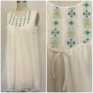 Vintage White Chiffon Baby doll Nighty. Negligee. Nightgown. Size: 32/34