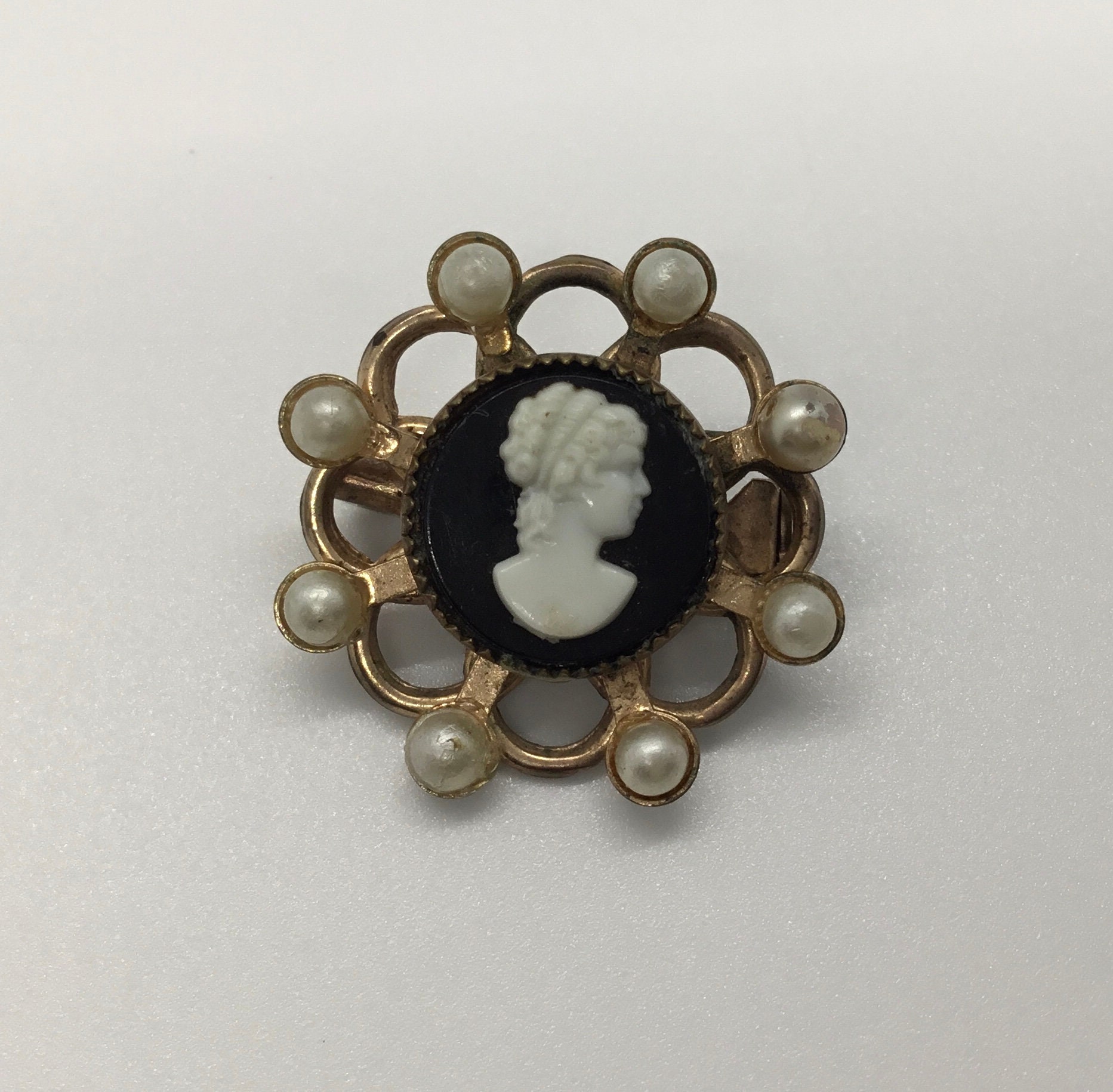 Grande Broche Vintage Gravée Avec Pampilles, Perles Et Camée Noir - Occasion Bon état
